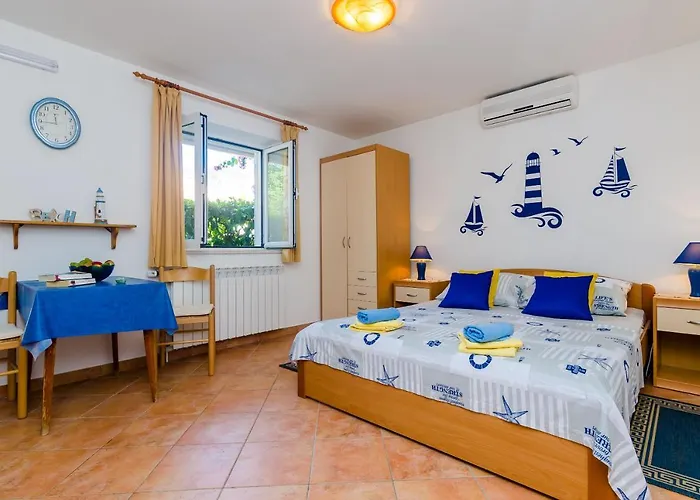 Small And Friendly Traditional זאטון