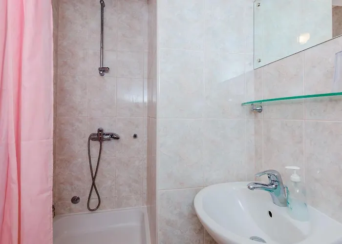 Small And Friendly Traditional דירה